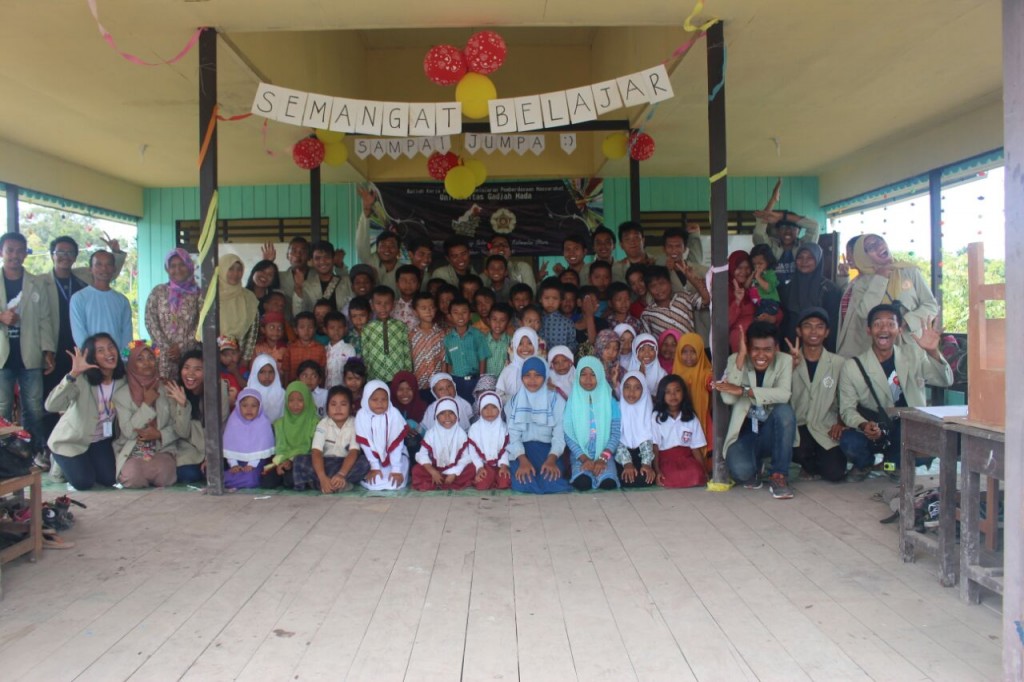 Foto bersama anak-anak dan KKN-PPM-UGM KLU-01 2016