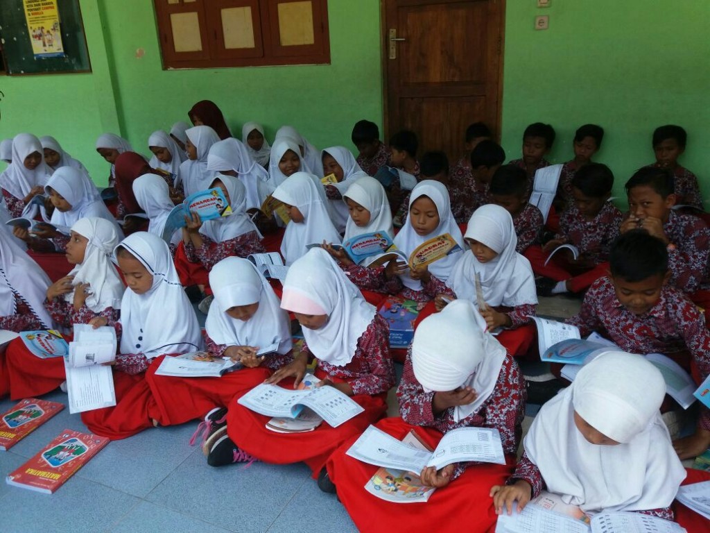 Pemanfaatan buku Donasi Drop Books 2017 di SD N Ngluwar 2