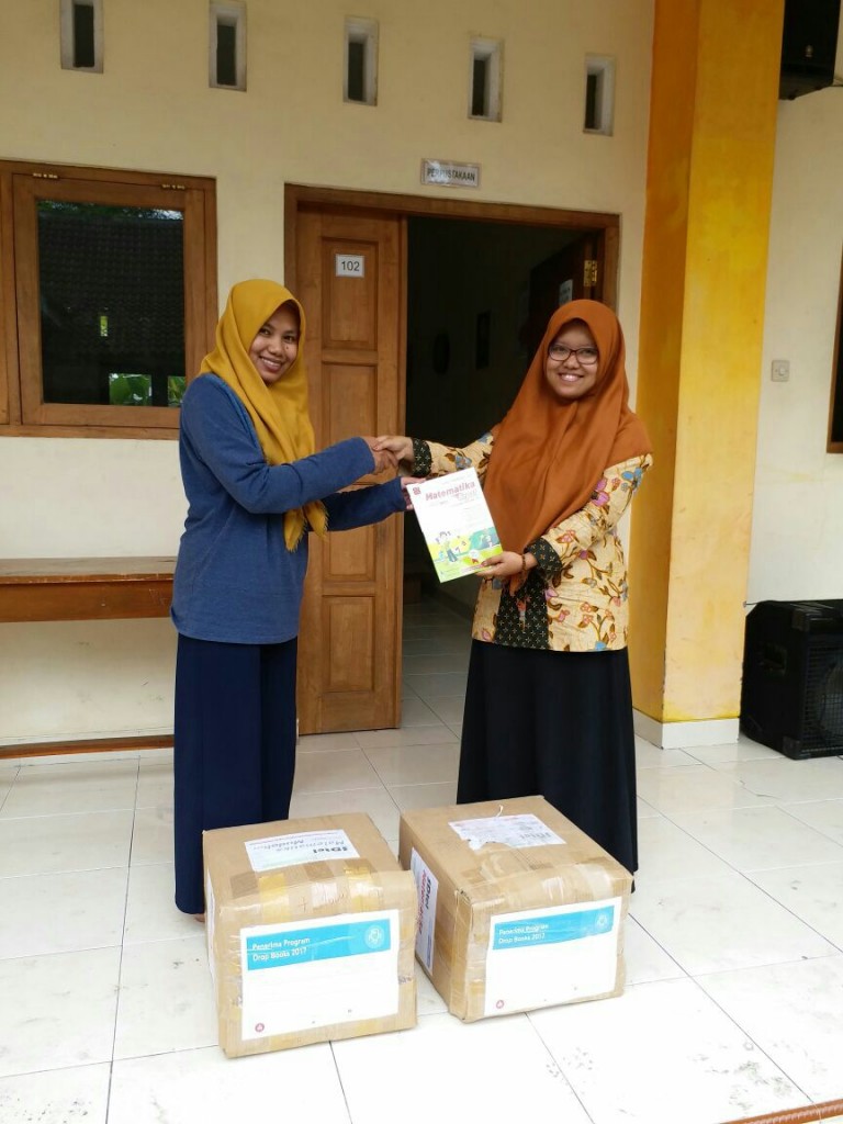 Serah Terima Drop Books untuk SD N 39 Kajai Pisik