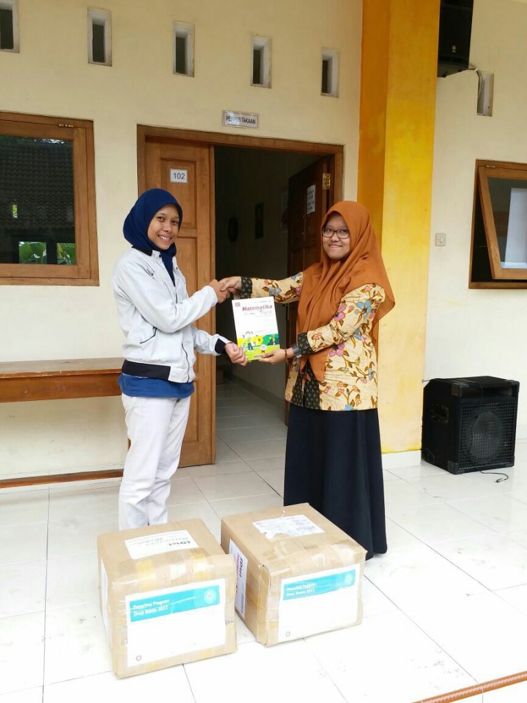 Serah Terima Drop Books untuk SD N Kulwaru